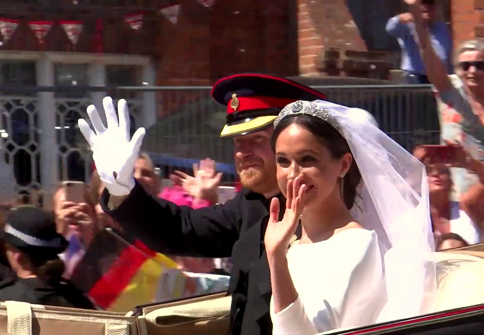 Prince_Harry_and_Meghan’s_carriage_procession_through_streets_of_Windsor_05